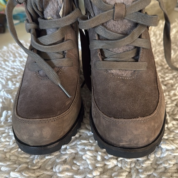 Uggs women platform Sz7 green khaki - Picture 4 of 7